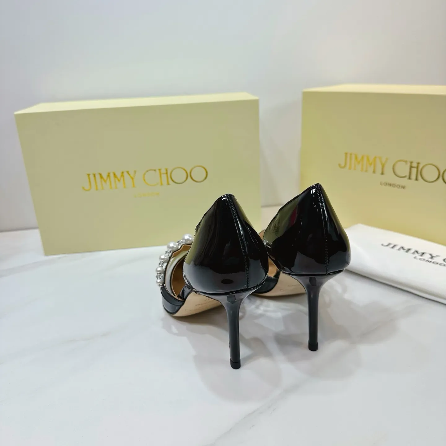 👟👟Ex-factory price 620👟👟 JIMMY CHOO (Jimmy CHOO) 💝💝💝 is a very comprehensive noble fashion lifestyle brand, with a series of women's high-heeled, medium-heeled, flat-heeled sandals with the same straps from major fashion bloggers and celebrities in Hong Kong and the United States.  The Australian pointed toe, round toe and square toe series are simply beautiful. Fall in love with elegance and playful sense of the future. Just by looking at them, you want to own them immediately, but you can really think about a pair of exquisite high heels~~~~~~~~~~~~~~~~~ 💝This series is specially designed for extraordinary and indifferent ladies, thus creating a unique overall effect, Jimmy Choo Design products that inspire women to move forward and show their charm💝💝💝 1⃣️Material: Imported patent leather 2⃣️Inner: Imported Italian lambskin, super soft and delicate 3⃣️Outsole: Imported Italian original original color genuine leather outsole Heel height 8.5 4⃣️Code number: 35 to 39 (34.40.41.42. Customized)